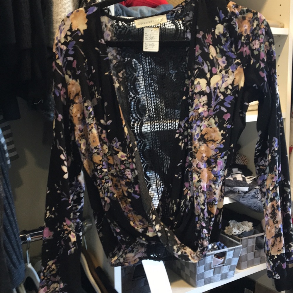 Floral. Wrap top small/medium.New!